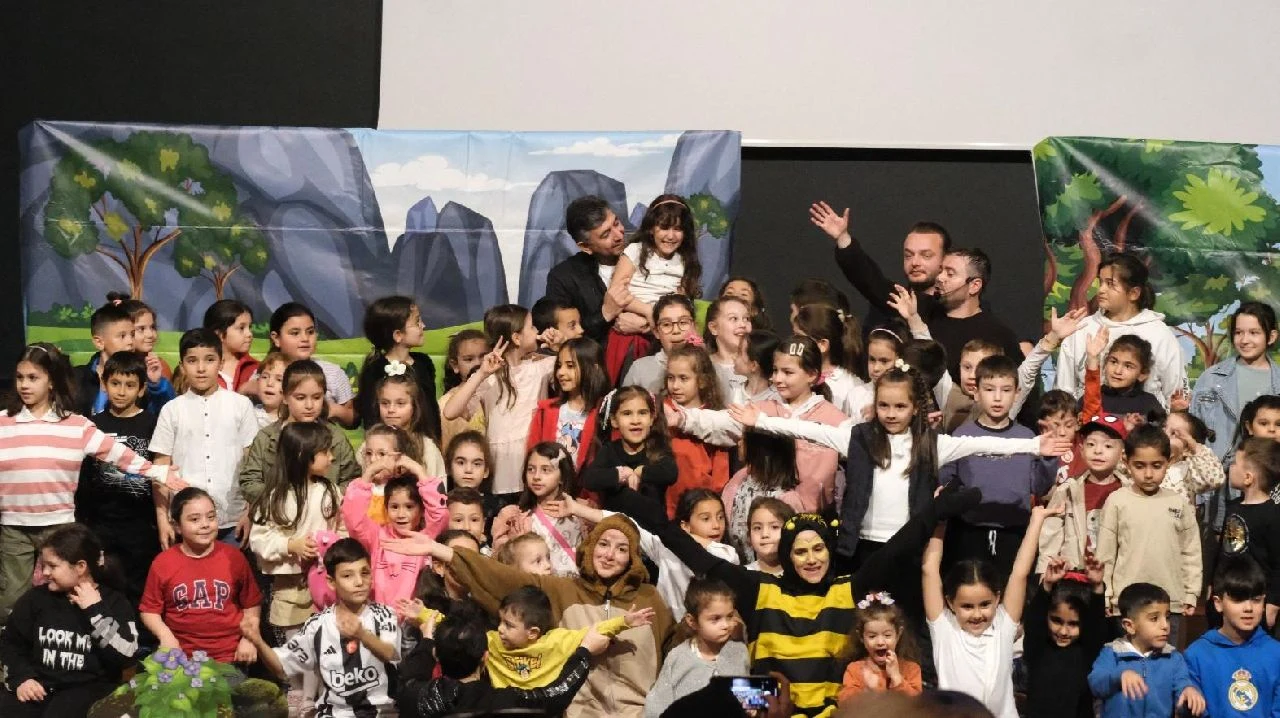 Sapanca Belediyesi'nden Çocuklara Eğlenceli ve Eğitici Tiyatro