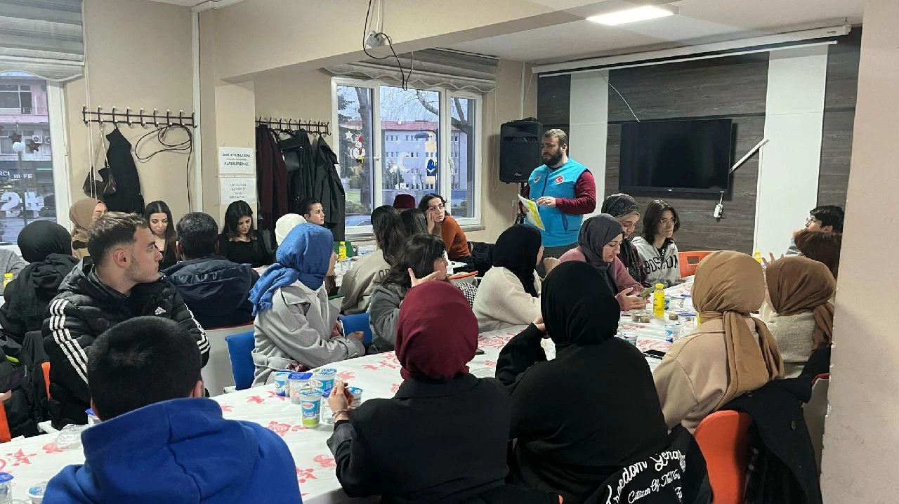 Sapanca Gençlik Merkezi'nde İftar Programı Düzenlendi