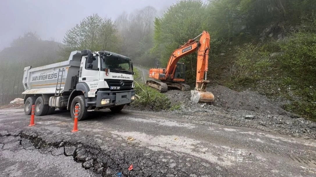 Sapanca'da Meydana Gelen Heyelana Ekipler Müdahale Ediyor