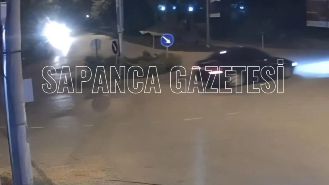 Aynı Kavşakta Bu Kez Otomobil Ağaca Çarptı: 3 Yaralı
