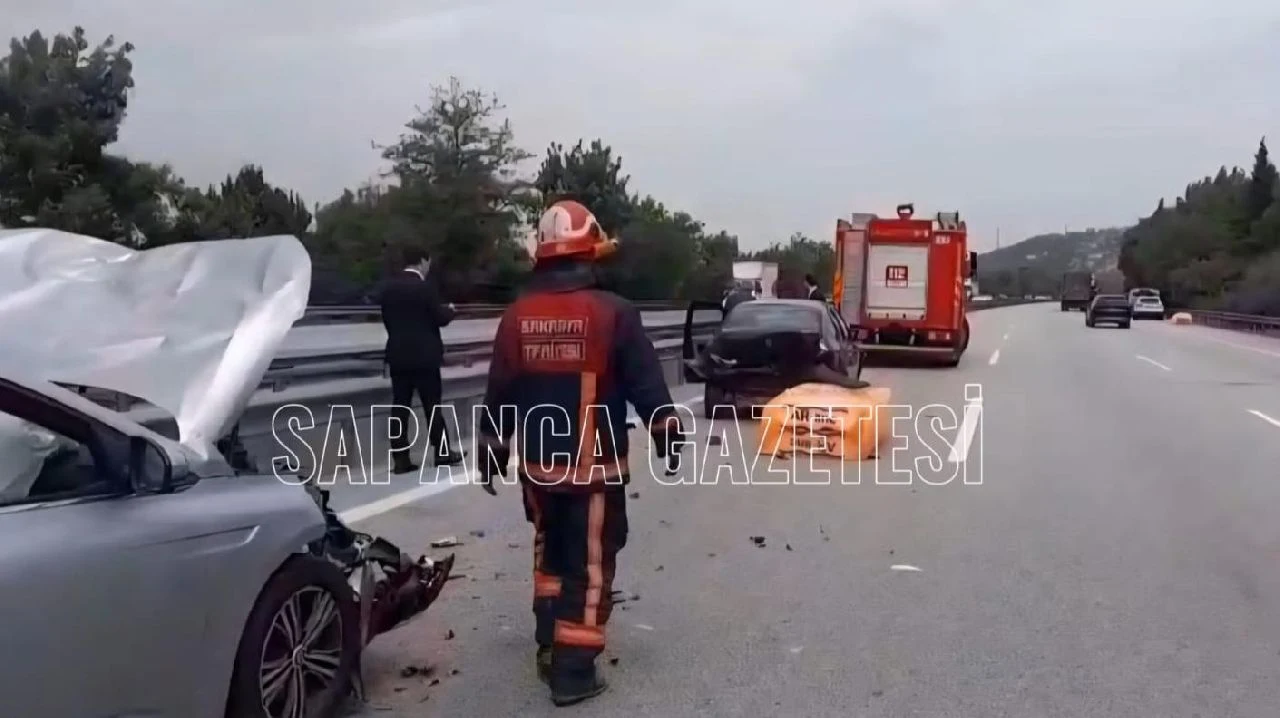 Yola Düşen Köpük Zincirleme Kazaya Sebep Oldu: 3 Yaralı
