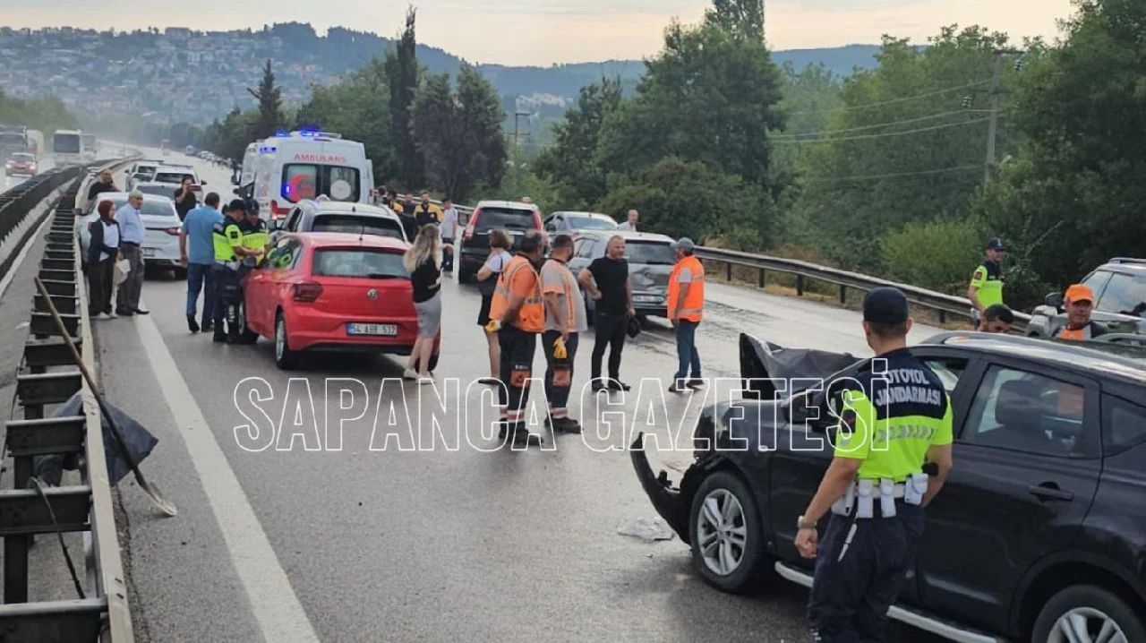 Sapanca'da 10 Aracın Karıştığı Zincirleme Kazada 10 Kişi Yaralandı