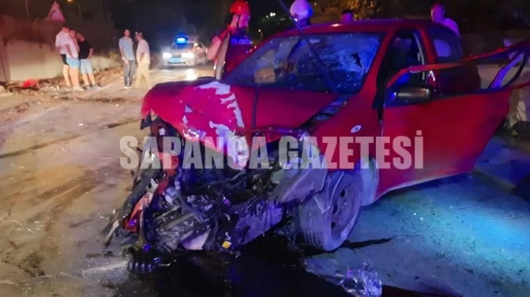 Sapanca'da Otomobil Duvara Çarptı: 2 Yaralı