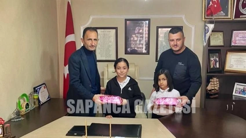 O Halk Otobüsü Şoförü Babanın Kızlarına Ödül