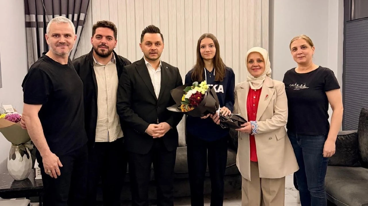AK Parti Sapanca'dan Türkiye Şampiyonu Eva Cansu Mercan'a Ziyaret