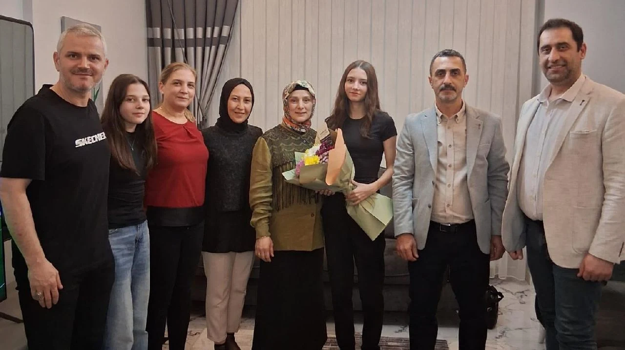 Anahtar Parti Sapanca'dan Türkiye Şampiyonu Eva Cansu Mercan'a Ziyaret