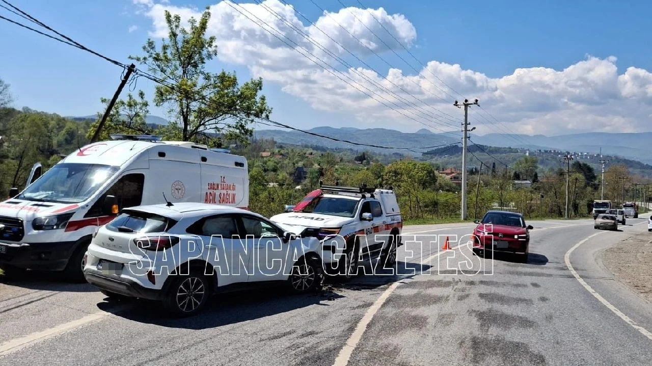 Otomobil, Göreve Giden AFAD Aracına Çarptı: 4 Yaralı