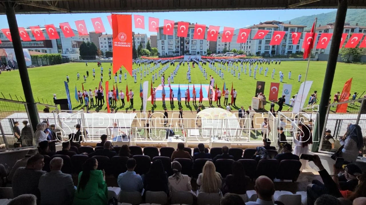 19 Mayıs Çoşkusu Sapanca İlçe Stadında Yaşandı