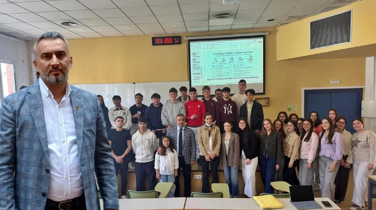 Sapancalı Akademisyen İspanya'da Türkiye'yi Temsil Etti