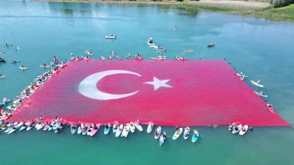 Sapanca Gölü'nde 1923 Metrekarelik Dev Türk Bayrağı Açıldı