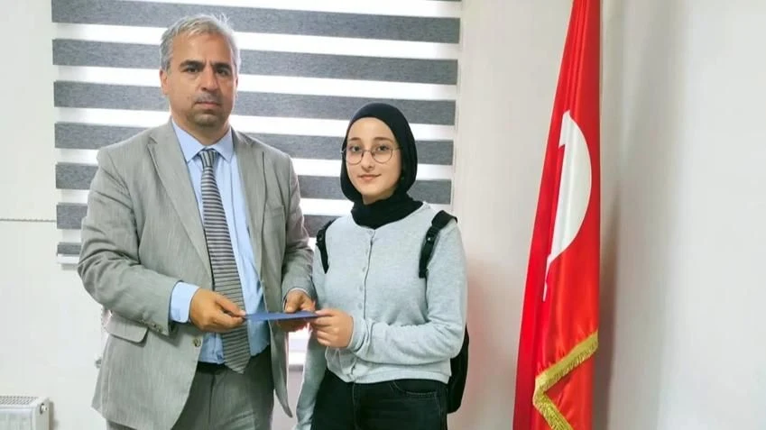 İlçe Milli Eğitim Müdürü Korkmaz'dan Başarılı Öğrenciye Ödül