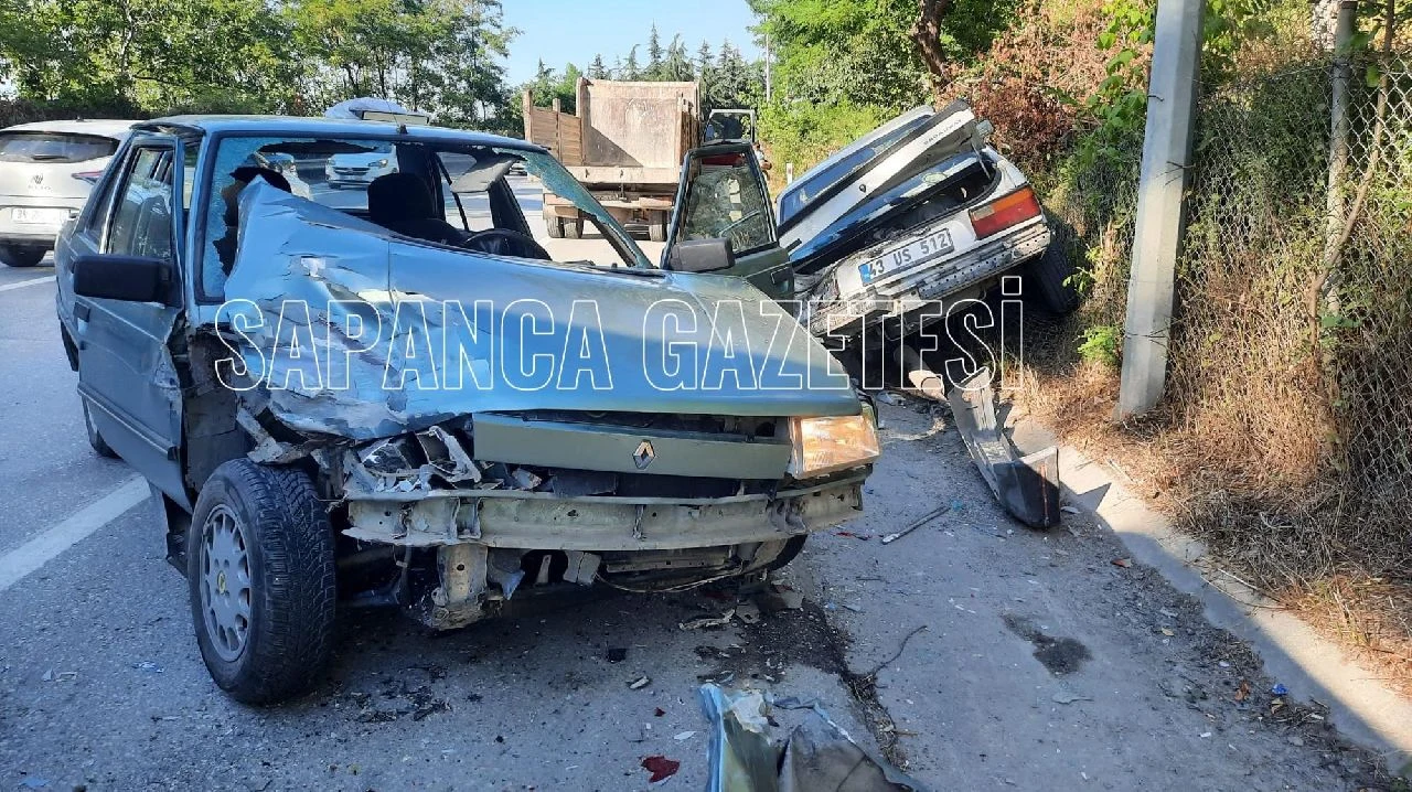 Sapanca'da 2 Otomobil Çarpıştı: 1 Yaralı