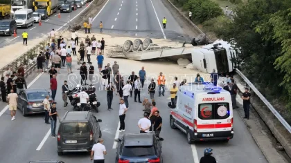 Anadolu Otoyolu'nda Devrilen Tır Yolu Kapattı