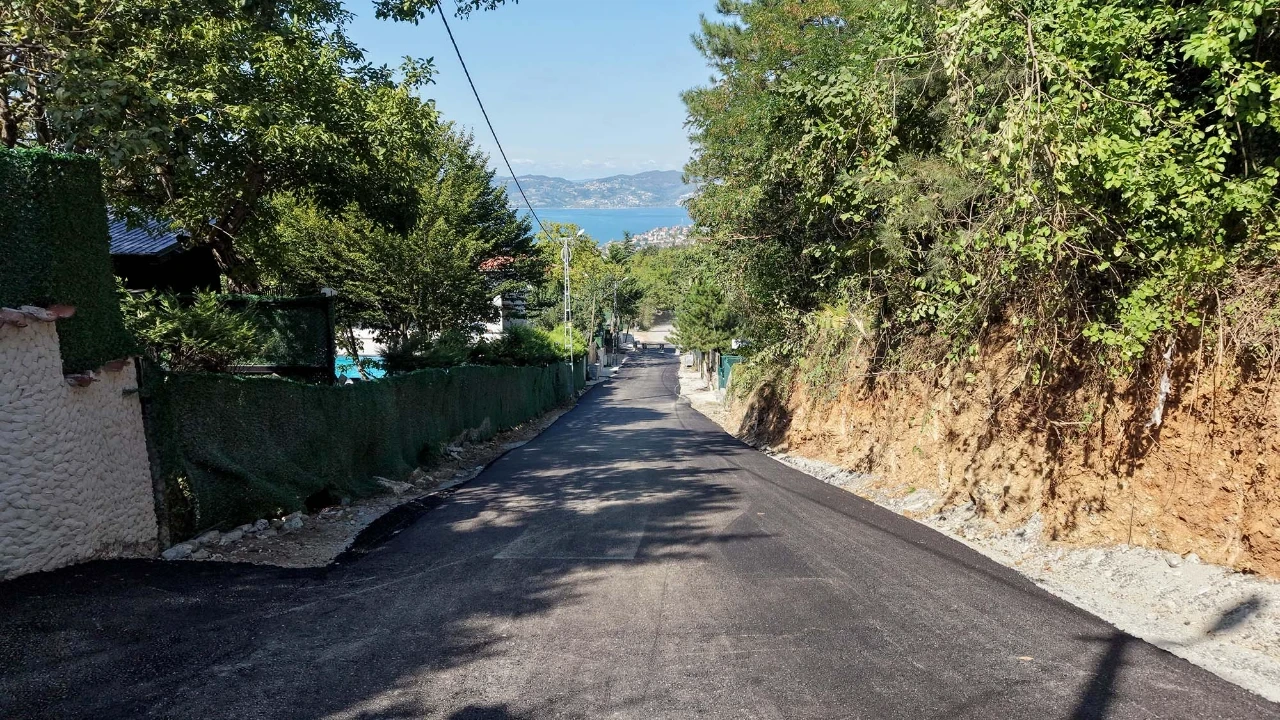 Sapanca İlmiye'de Yollar Sıcak Asfaltla Yenileniyor