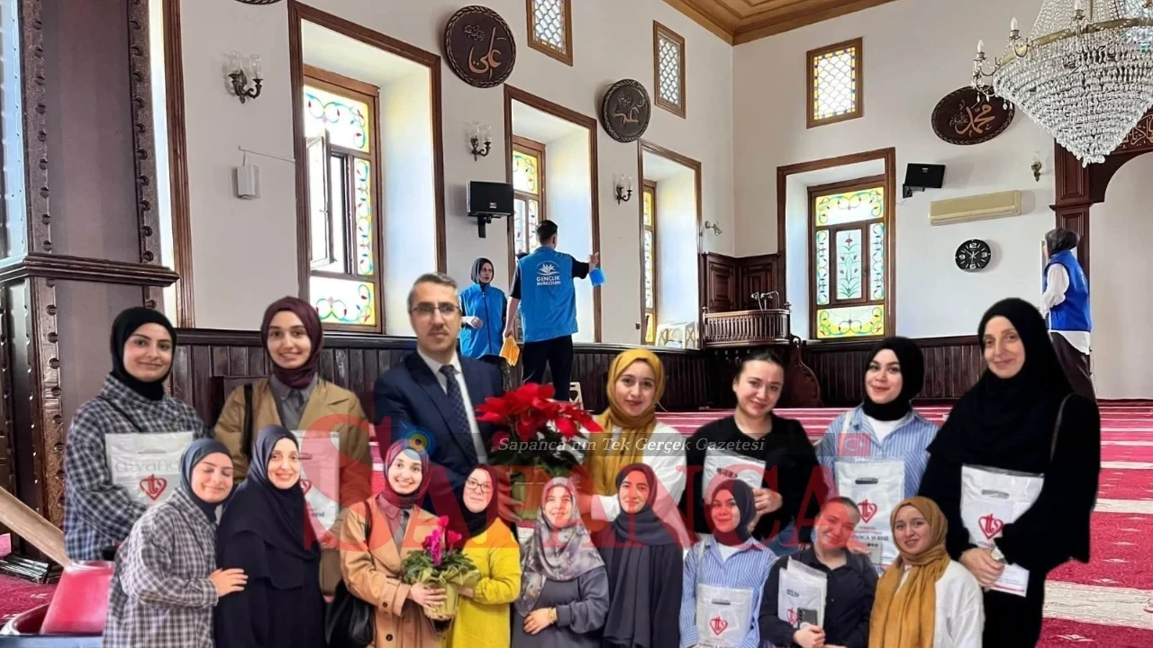 Öğrencilerden Cami Temizliği ve Düzenlenmesine Katkı