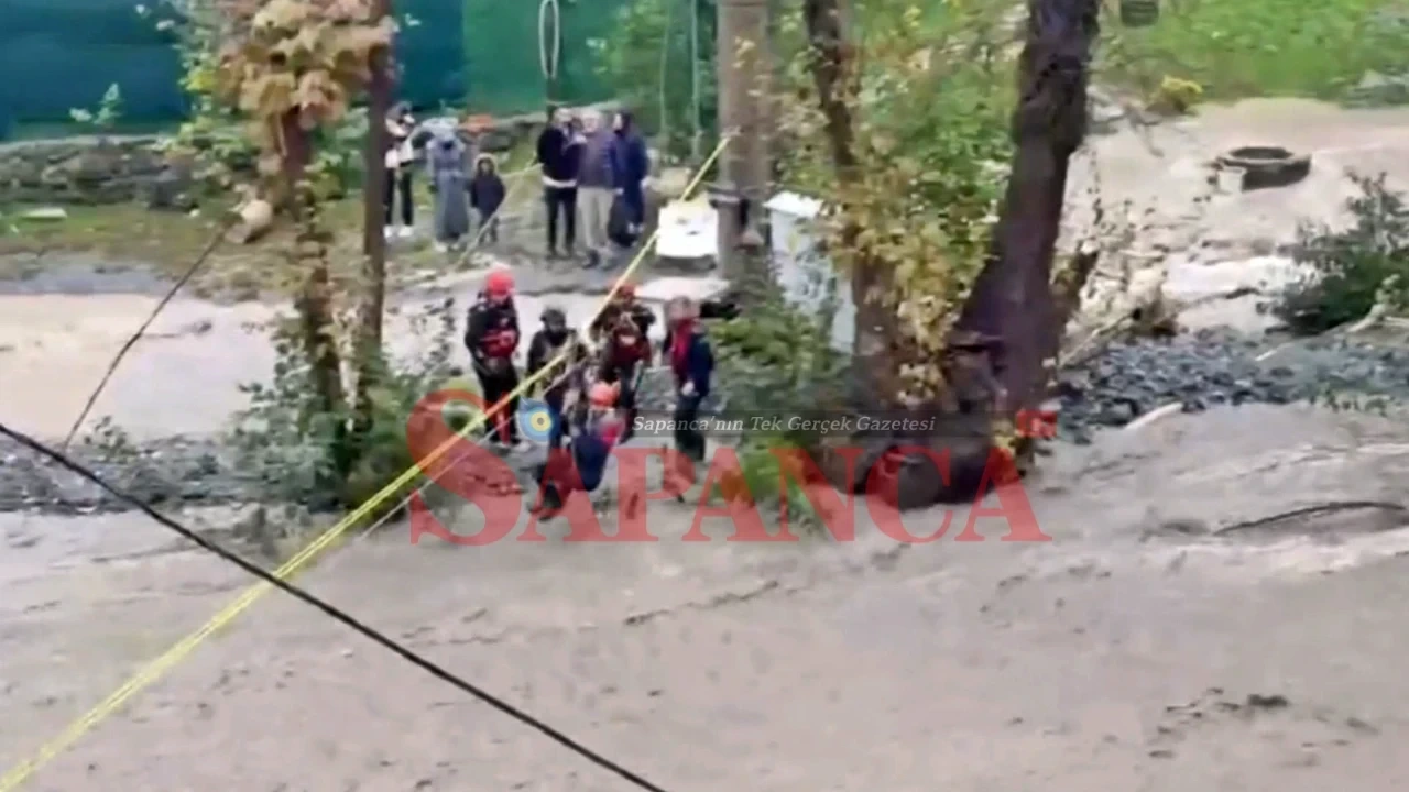 Sapanca'da Mahsur Kalan 2'si Çocuk 8 Kişiyi AFAD Kurtardı