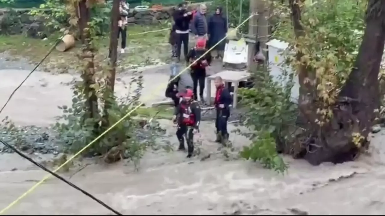 Sapanca'da Mahsur Kalan 2'si Çocuk 8 Kişiyi AFAD Kurtardı