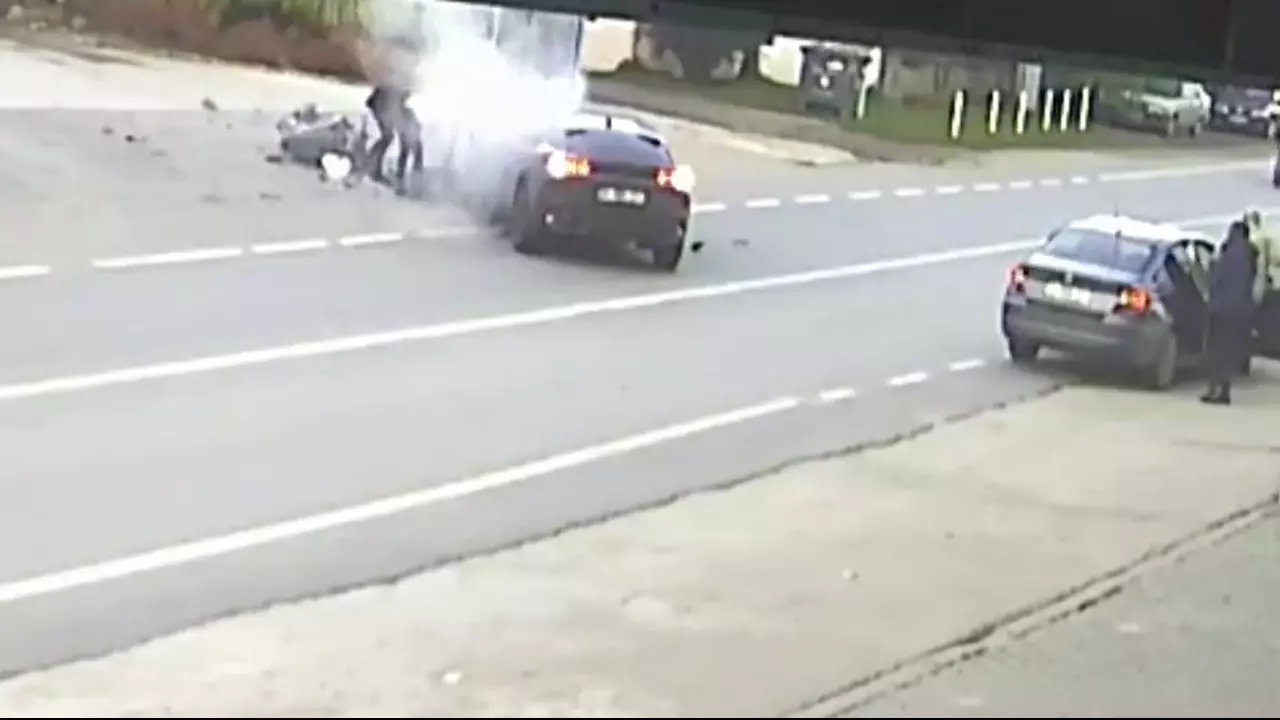 Sapanca'da Motosiklet ile Otomobil Çarpıştı: 1 Yaralı