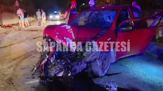 SAPANCA'DA OTOMOBİL DUVARA ÇARPTI: 2 YARALI