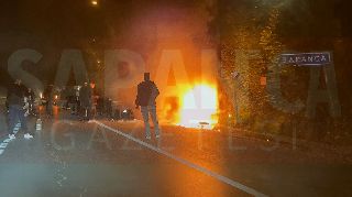 KAZA YAPAN MOTOSİKLET ALEV ALEV YANDI: 2 YARALI