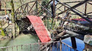 DERE ÜSTÜNDEKİ ASMA KÖPRÜ ÇÖKTÜ: 2 YARALI