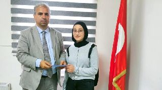 İLÇE MİLLİ EĞİTİM MÜDÜRÜ KORKMAZ'DAN BAŞARILI ÖĞRENCİYE ÖDÜL