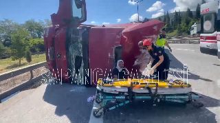 SAPANCA'DA MICIR YÜKLÜ TIR DEVRİLDİ: 1 YARALI