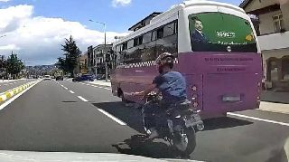 PLAKASIZ KURAL TANIMAYAN MOTOSİKLETLİ ARAÇ KAMERASINDA!