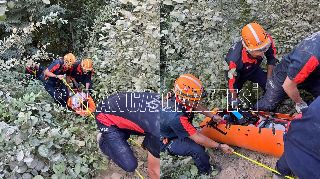 YAYLA YOLUNDA ATV UÇURUMA DEVRİLDİ: 2 YARALI